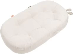 Done By Deer Cozy Lounger M/aktivitetsbue Raffi Sand 16 Done By Deer Cozy Lounger M/aktivitetsbue Raffi Sand -Baby Bonus 5712643033011 2