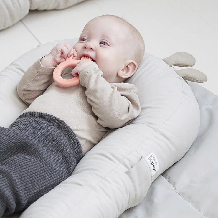 Done By Deer Cozy Lounger M/aktivitetsbue Raffi Sand 11 Done By Deer Cozy Lounger M/aktivitetsbue Raffi Sand - Billede 9