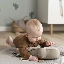 Done By Deer Tummy Time Aktivitetslegetøj Croco Sand -Baby Bonus 5712643039655 7