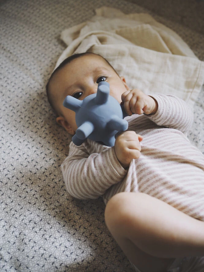 Filibabba Baby Sense Ball - Powder Blue 5 Filibabba Baby Sense Ball - Powder Blue - Billede 3