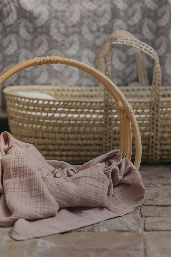 BIBS Cuddle Swaddle Muslin 120x120cm Blush 4 BIBS Cuddle Swaddle Muslin 120x120cm Blush - Billede 2