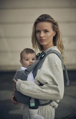 Baby Carrier Najell Easy - Mercury Grey (3D Jersey) 8 Baby Carrier Najell Easy - Mercury Grey (3D Jersey) -Baby Bonus Lina standing Mercury grey